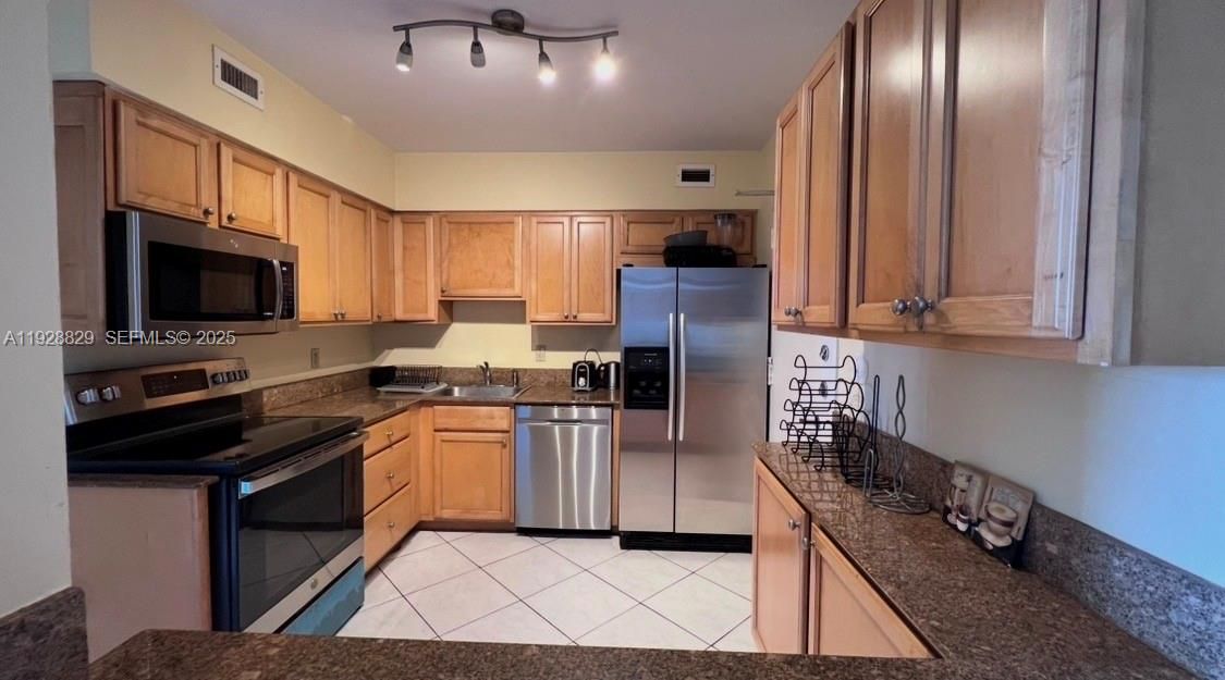 For Rent: $3,700 (2 beds, 2 baths, 1040 Square Feet)