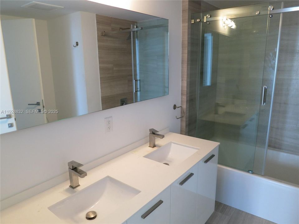 For Sale: $535,000 (1 beds, 1 baths, 644 Square Feet)