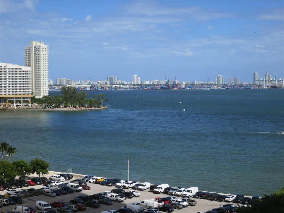 For Sale: $535,000 (1 beds, 1 baths, 644 Square Feet)