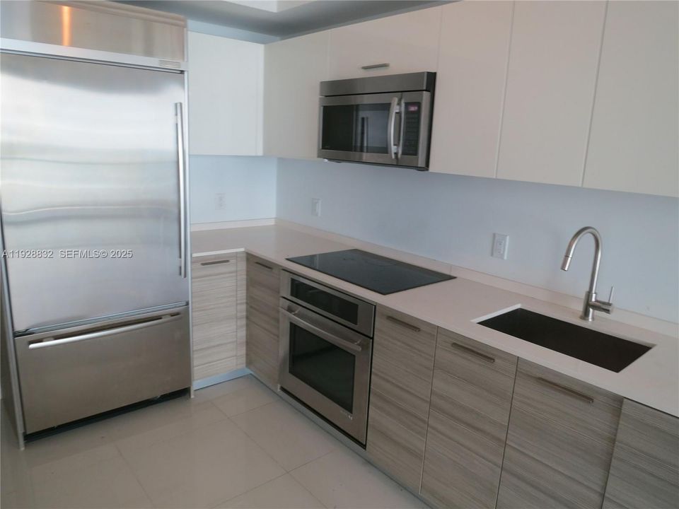 For Sale: $535,000 (1 beds, 1 baths, 644 Square Feet)