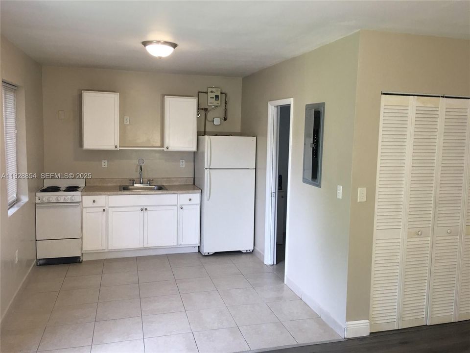 For Rent: $1,575 (0 beds, 1 baths, 420 Square Feet)