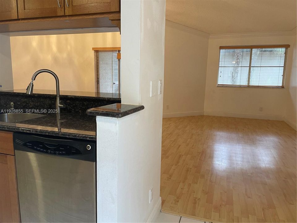 For Rent: $1,775 (1 beds, 1 baths, 700 Square Feet)