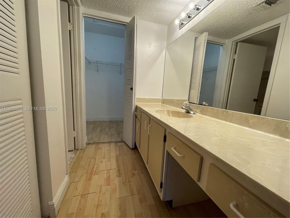 For Rent: $1,775 (1 beds, 1 baths, 700 Square Feet)