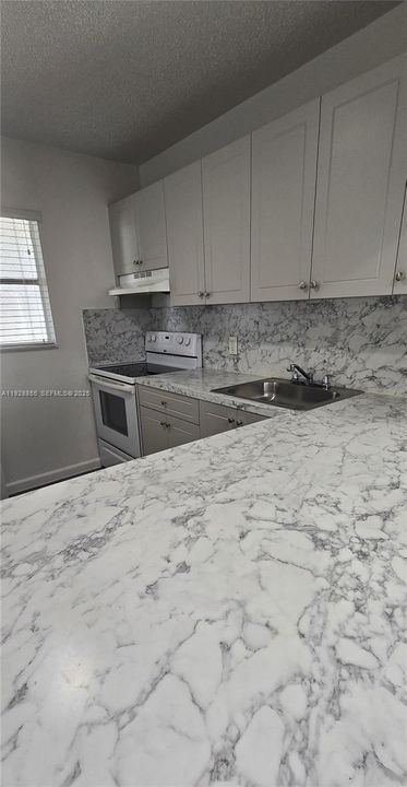 出租: $1,900 (2 贝兹, 1 浴室, 750 平方英尺)