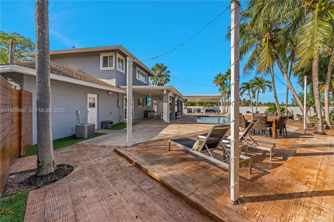 For Sale: $1,390,000 (4 beds, 2 baths, 2592 Square Feet)