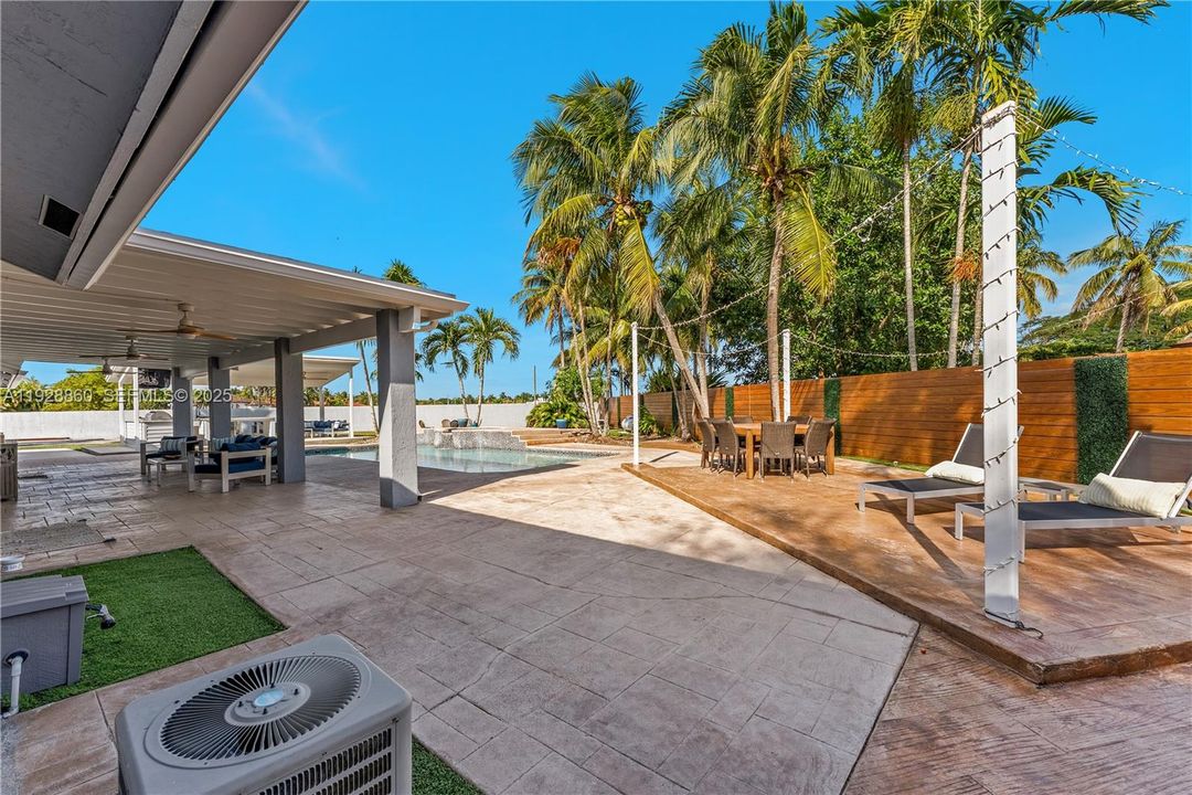 For Sale: $1,390,000 (4 beds, 2 baths, 2592 Square Feet)