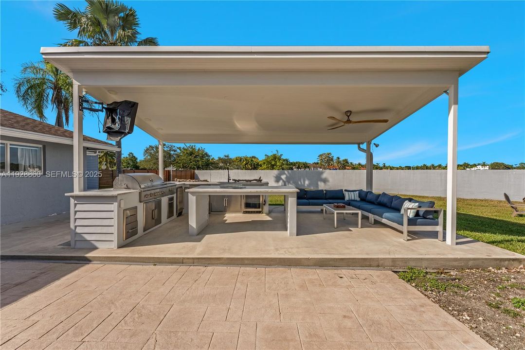 Outside Patio/Full Kitchen