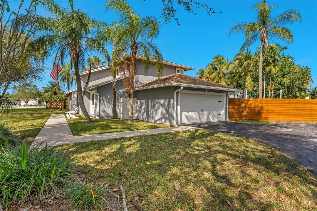 For Sale: $1,390,000 (4 beds, 2 baths, 2592 Square Feet)