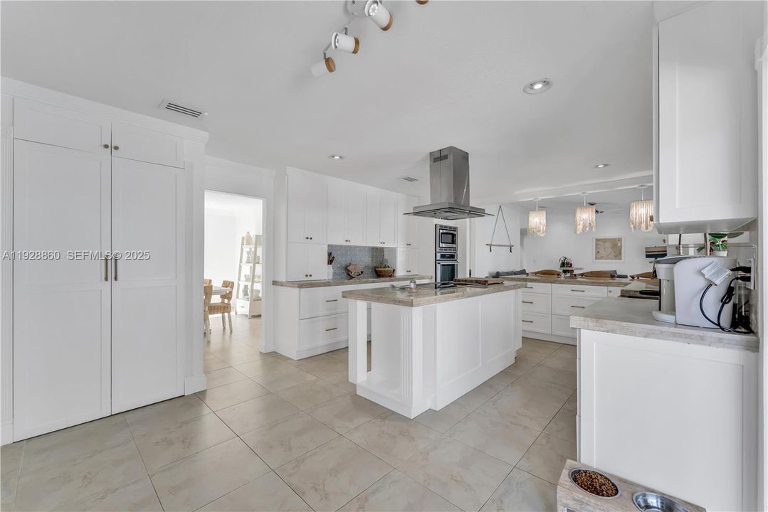 For Sale: $1,390,000 (4 beds, 2 baths, 2592 Square Feet)