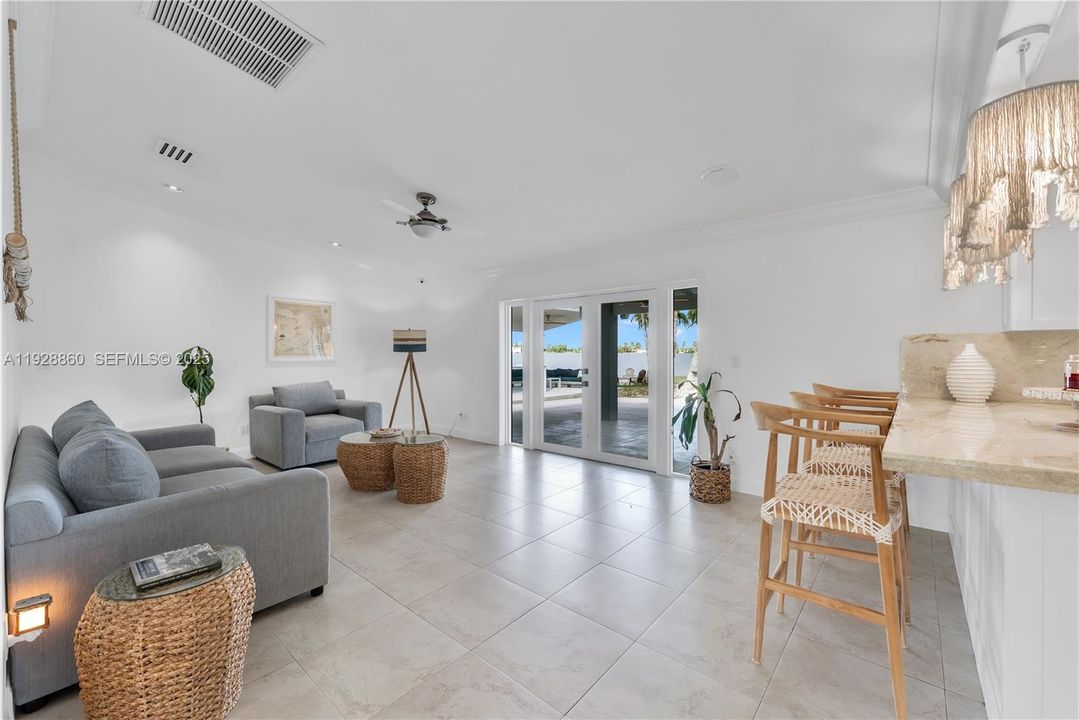 For Sale: $1,390,000 (4 beds, 2 baths, 2592 Square Feet)