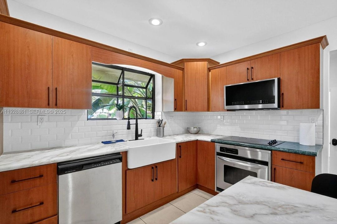 На продажу: $699,000 (3 спален, 2 ванн, 1994 Квадратных фут)