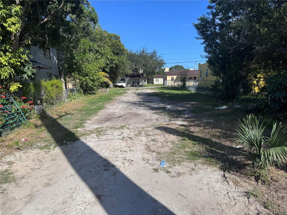 待售: $230,000 (0.13 acres)