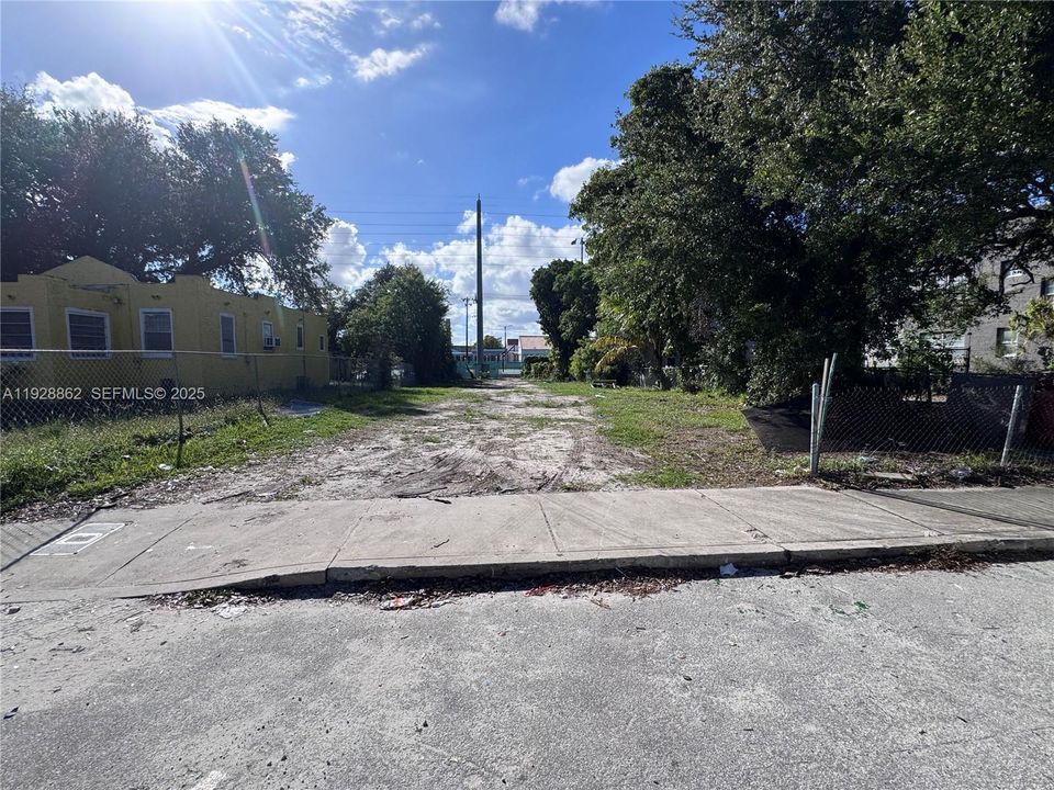 待售: $230,000 (0.13 acres)