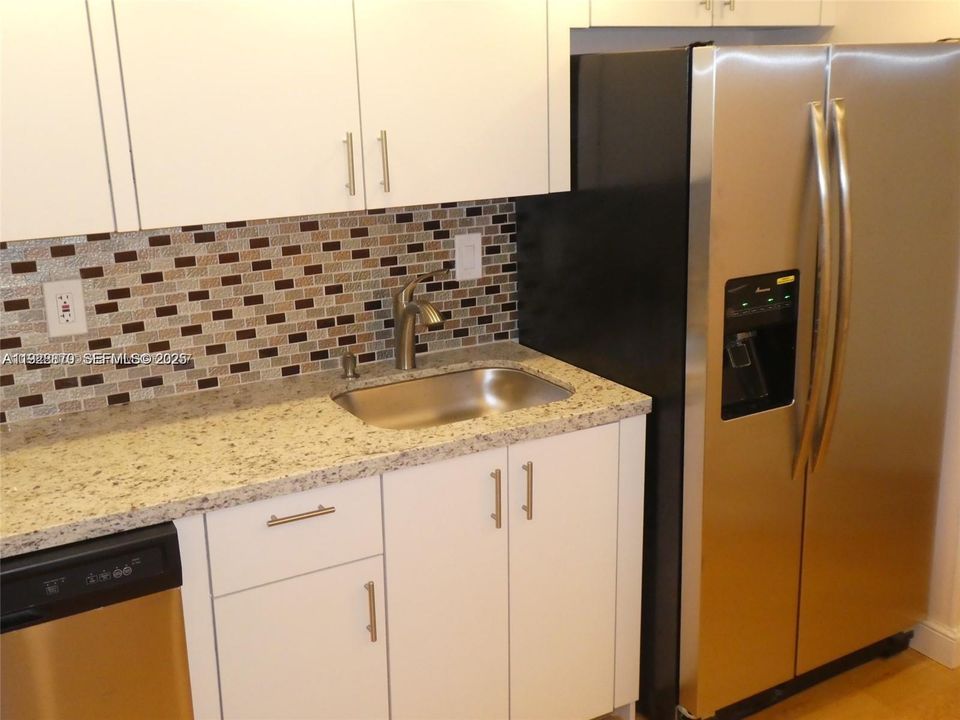 На продажу: $299,000 (2 спален, 2 ванн, 1130 Квадратных фут)