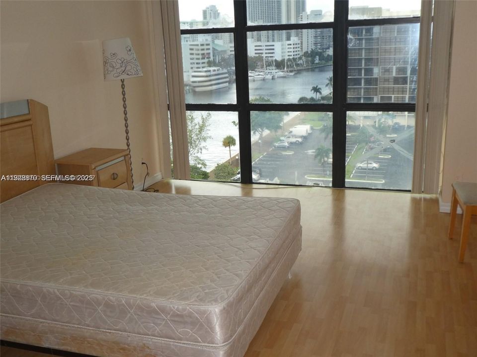 На продажу: $299,000 (2 спален, 2 ванн, 1130 Квадратных фут)