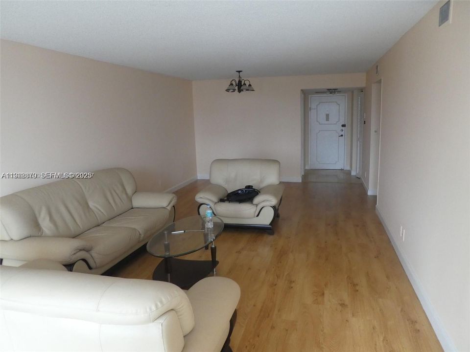 На продажу: $299,000 (2 спален, 2 ванн, 1130 Квадратных фут)