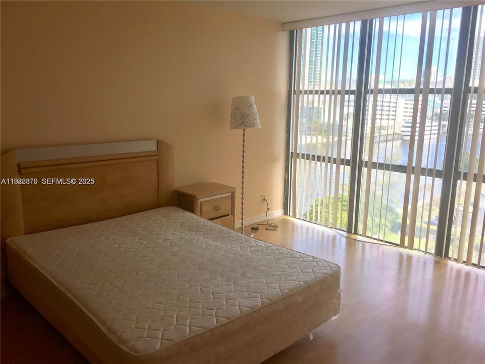 На продажу: $299,000 (2 спален, 2 ванн, 1130 Квадратных фут)