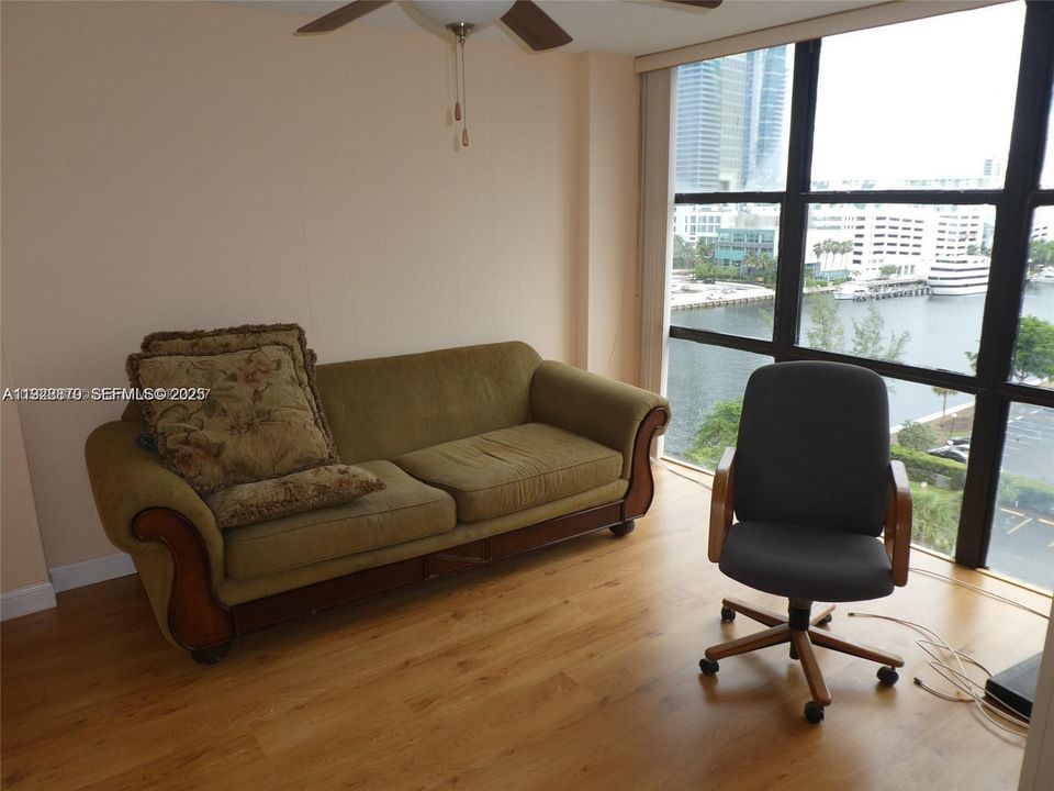 На продажу: $299,000 (2 спален, 2 ванн, 1130 Квадратных фут)