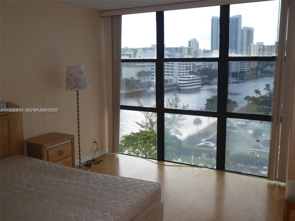 На продажу: $299,000 (2 спален, 2 ванн, 1130 Квадратных фут)