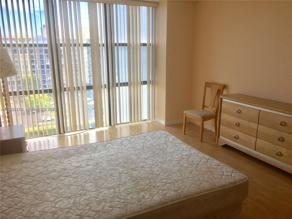 На продажу: $299,000 (2 спален, 2 ванн, 1130 Квадратных фут)