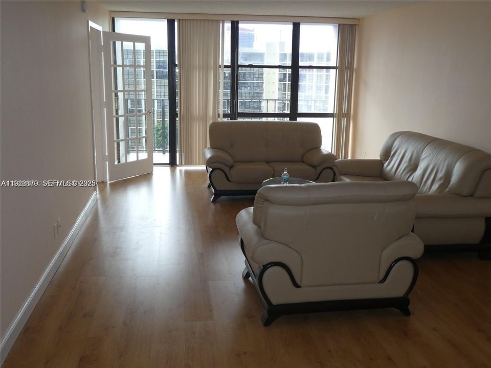 На продажу: $299,000 (2 спален, 2 ванн, 1130 Квадратных фут)