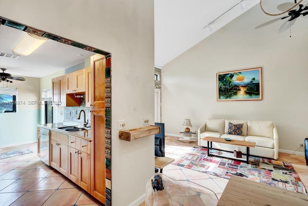 待售: $165,000 (1 贝兹, 1 浴室, 1005 平方英尺)