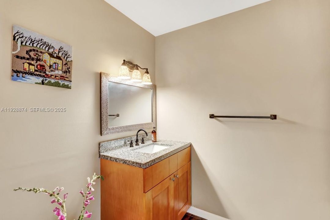 待售: $165,000 (1 贝兹, 1 浴室, 1005 平方英尺)