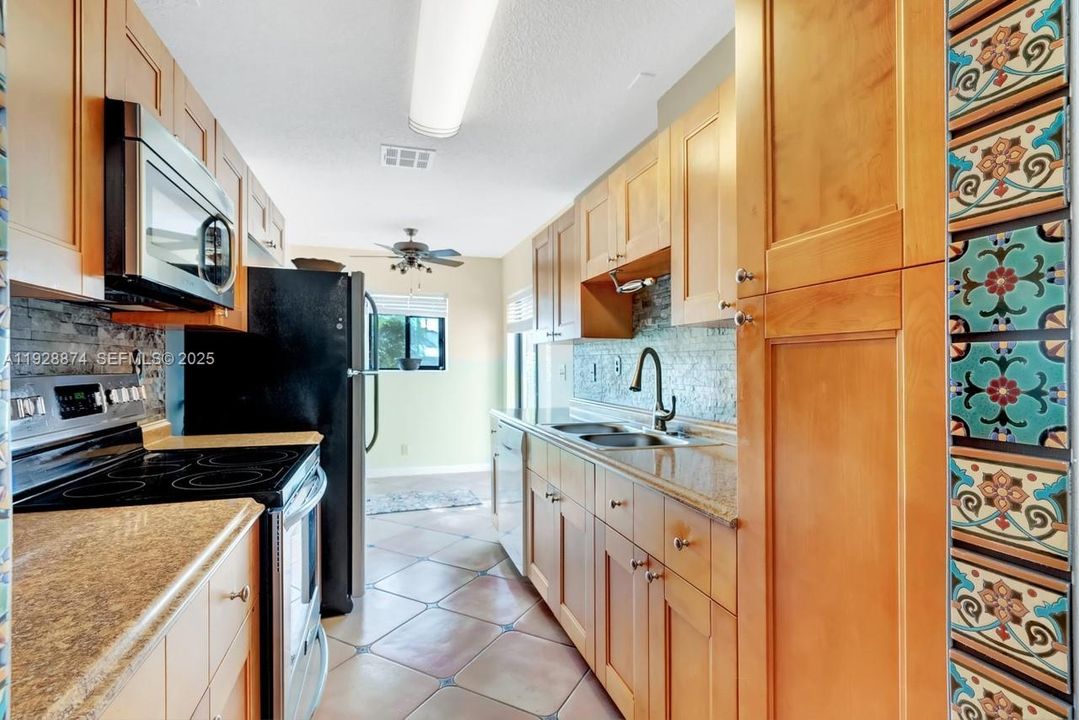 待售: $165,000 (1 贝兹, 1 浴室, 1005 平方英尺)