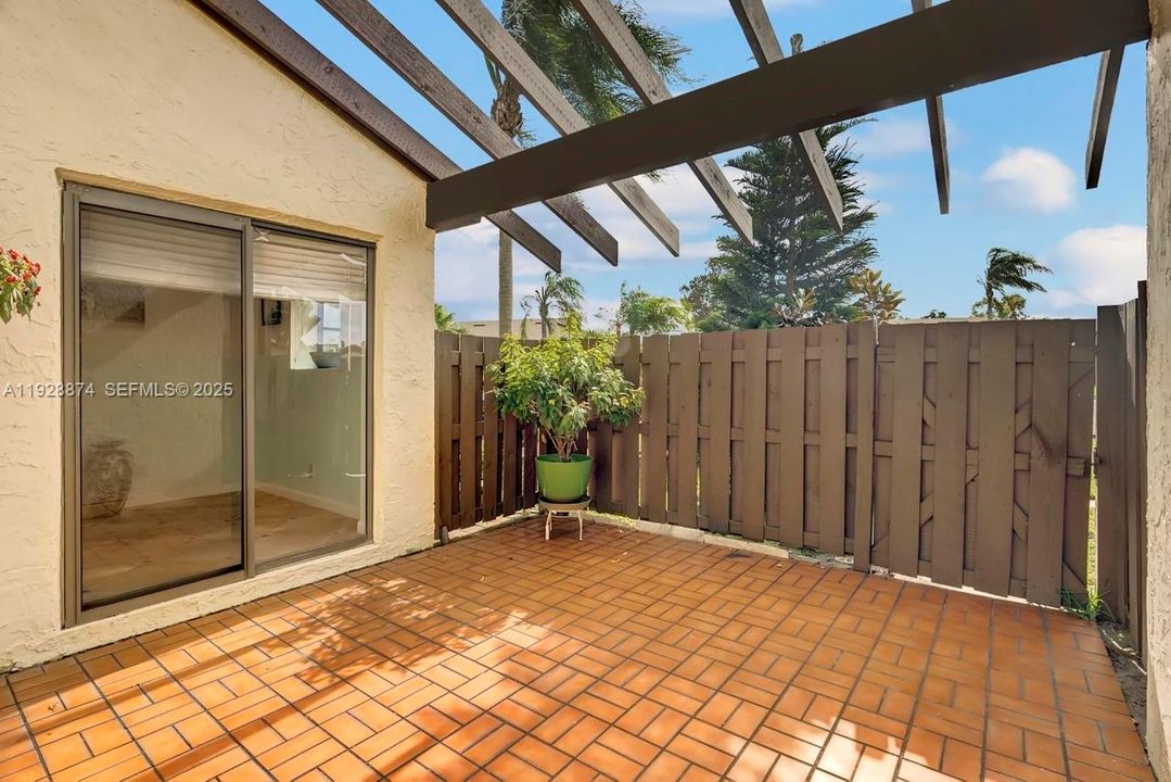 待售: $165,000 (1 贝兹, 1 浴室, 1005 平方英尺)