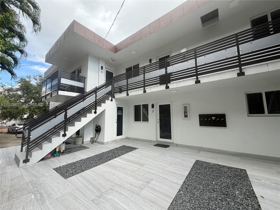 В аренду: $2,400 (2 спален, 1 ванн, 620 Квадратных фут)