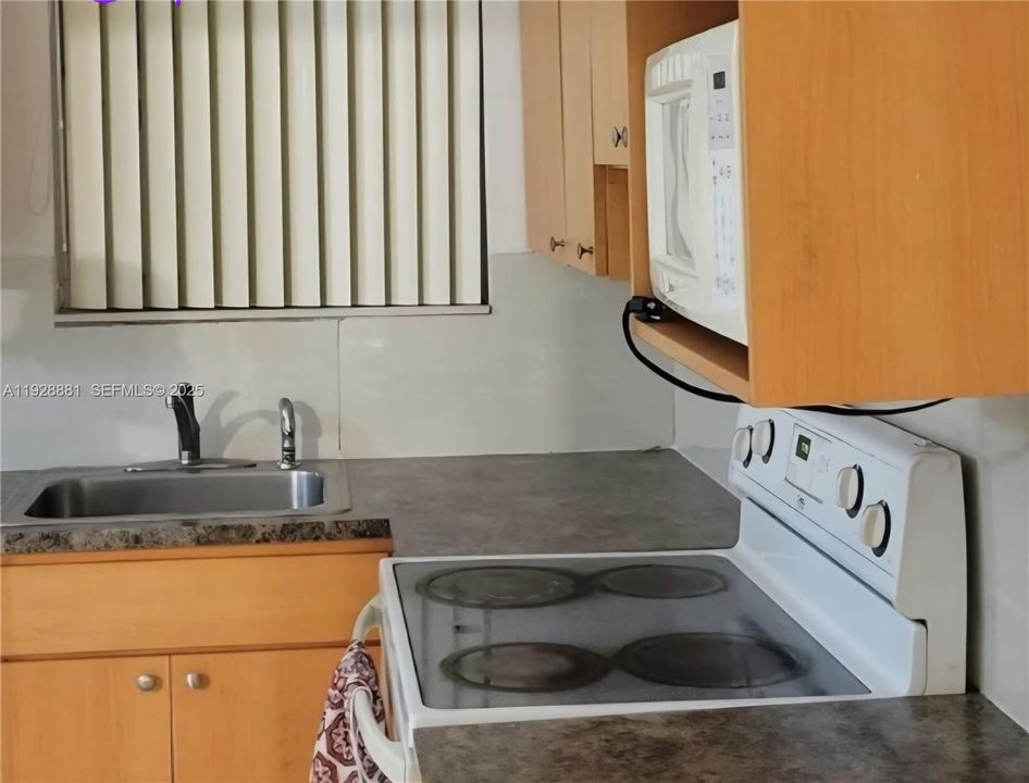 В аренду: $1,800 (2 спален, 1 ванн, 2214 Квадратных фут)