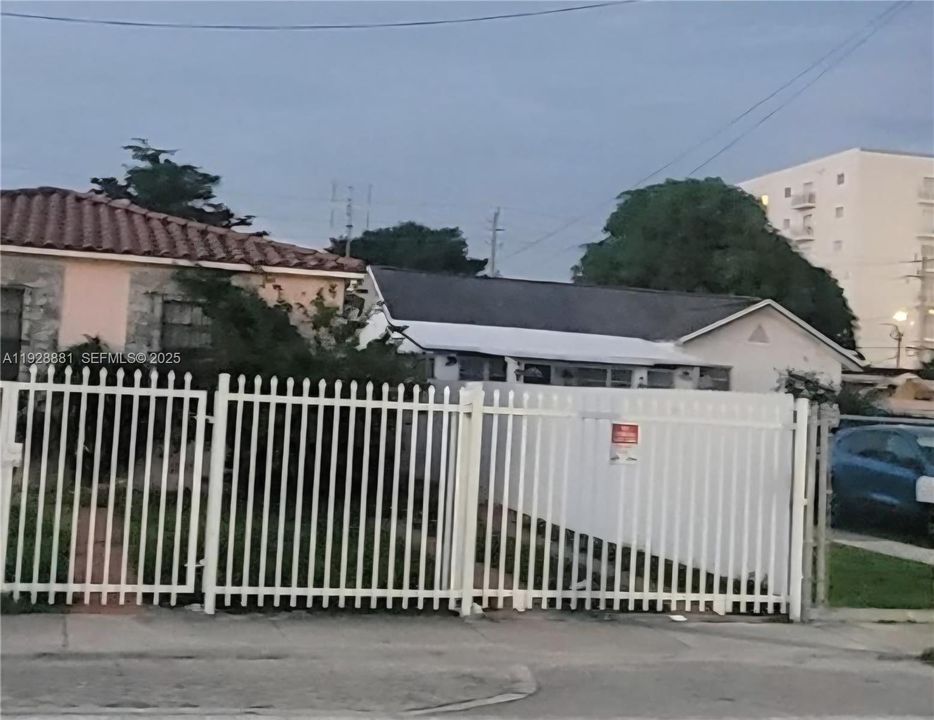 В аренду: $1,800 (2 спален, 1 ванн, 2214 Квадратных фут)