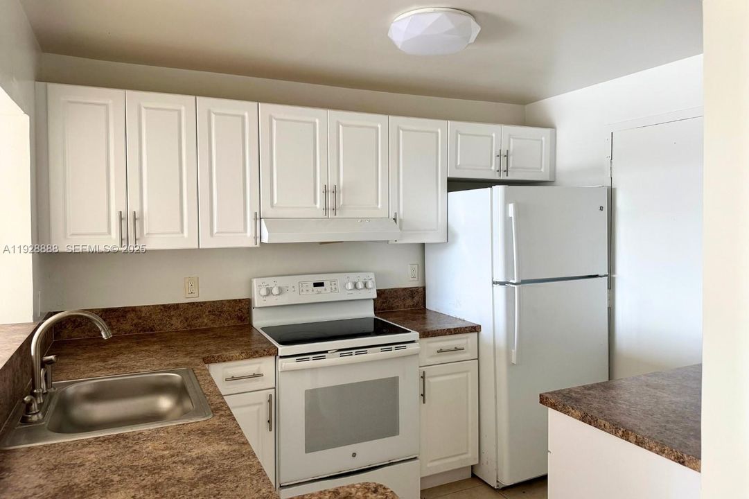 For Rent: $1,850 (1 beds, 1 baths, 880 Square Feet)