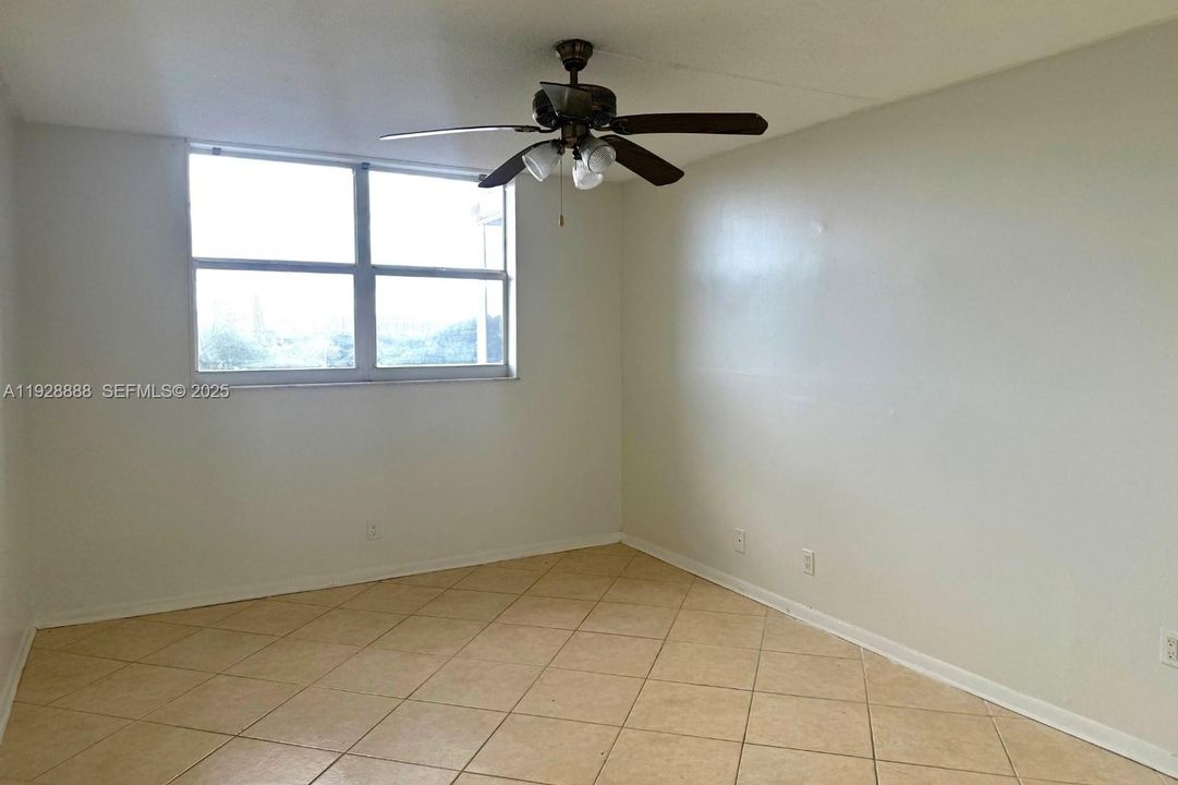 For Rent: $1,850 (1 beds, 1 baths, 880 Square Feet)