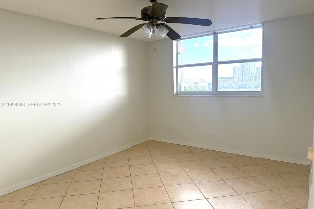 For Rent: $1,850 (1 beds, 1 baths, 880 Square Feet)