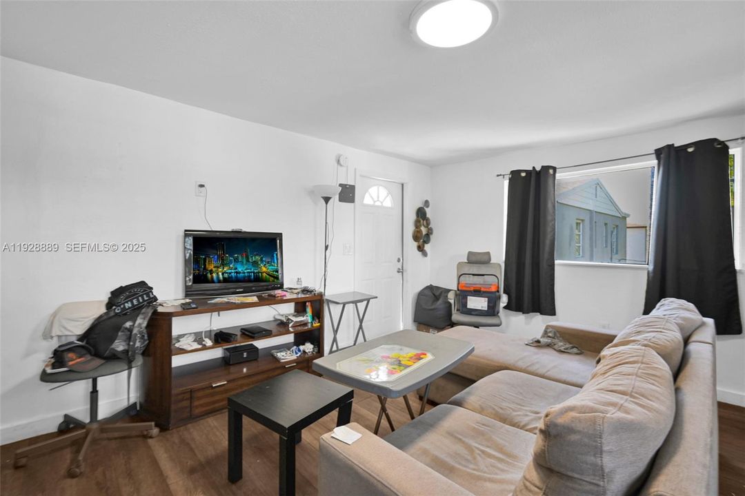 待售: $1,825,000 (0 贝兹, 0 浴室, 2428 平方英尺)