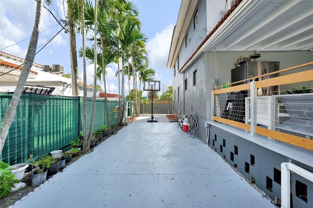 待售: $1,825,000 (0 贝兹, 0 浴室, 2428 平方英尺)