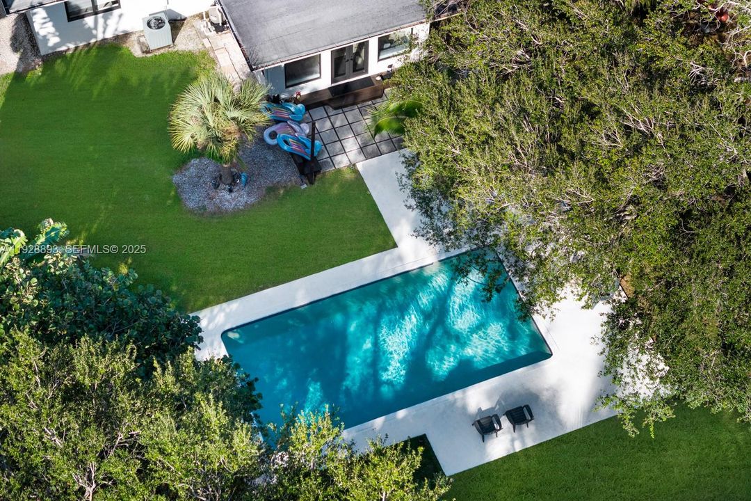 For Sale: $3,548,000 (3 beds, 2 baths, 1920 Square Feet)