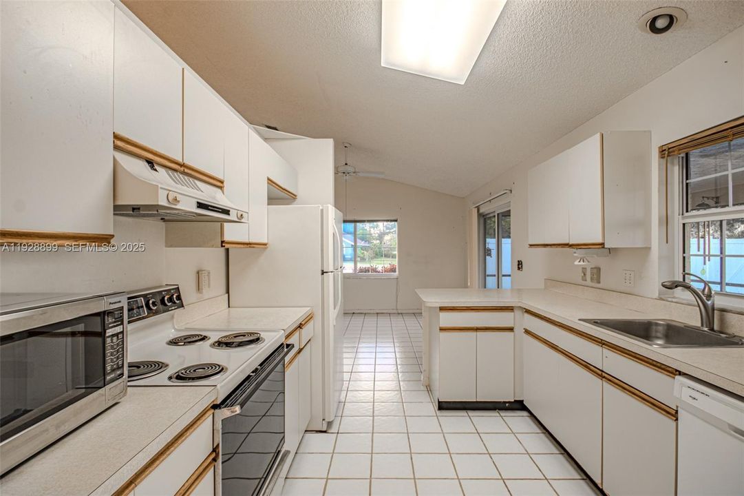 For Sale: $580,000 (3 beds, 2 baths, 1584 Square Feet)