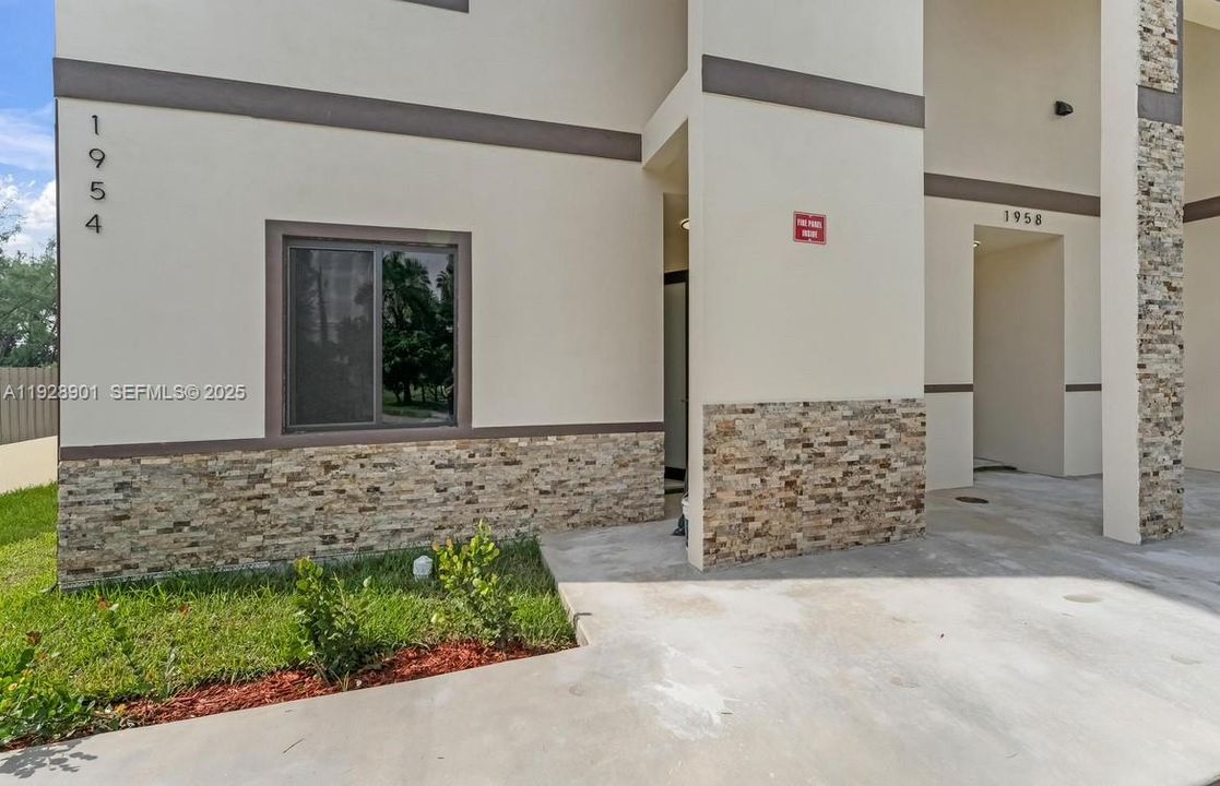 В аренду: $4,000 (4 спален, 2 ванн, 1454 Квадратных фут)