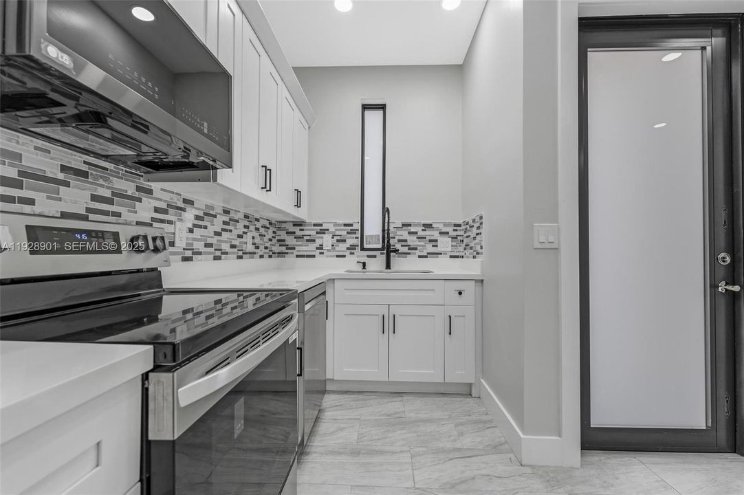 В аренду: $4,000 (4 спален, 2 ванн, 1454 Квадратных фут)