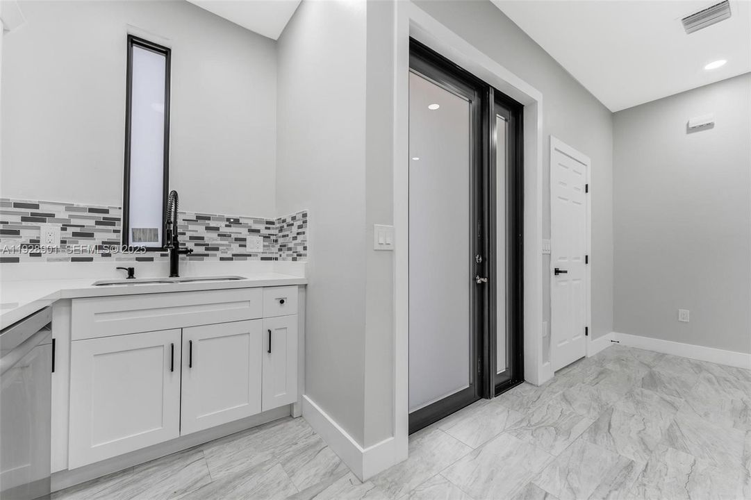 В аренду: $4,000 (4 спален, 2 ванн, 1454 Квадратных фут)