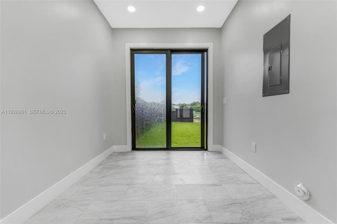 В аренду: $4,000 (4 спален, 2 ванн, 1454 Квадратных фут)