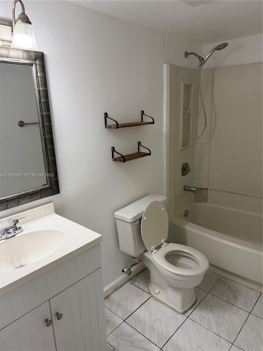 出租: $1,850 (2 贝兹, 2 浴室, 905 平方英尺)