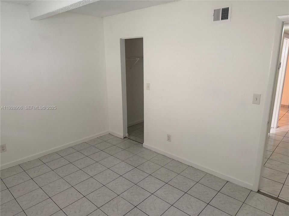 出租: $1,850 (2 贝兹, 2 浴室, 905 平方英尺)