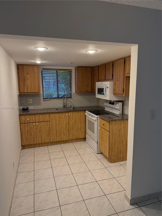 出租: $1,850 (2 贝兹, 2 浴室, 905 平方英尺)