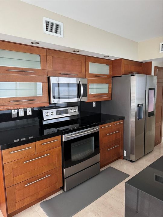 出租: $8,300 (2 贝兹, 2 浴室, 2020 平方英尺)