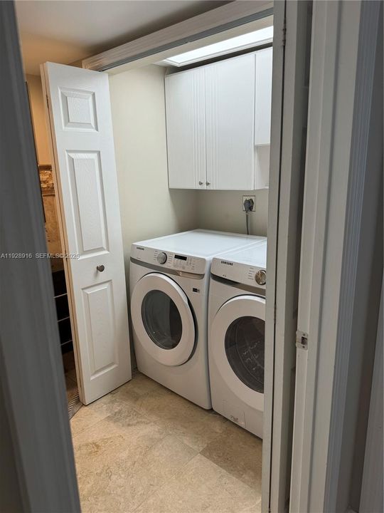 出租: $8,300 (2 贝兹, 2 浴室, 2020 平方英尺)