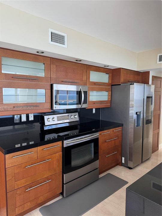 出租: $8,300 (2 贝兹, 2 浴室, 2020 平方英尺)