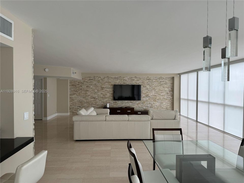 出租: $8,300 (2 贝兹, 2 浴室, 2020 平方英尺)